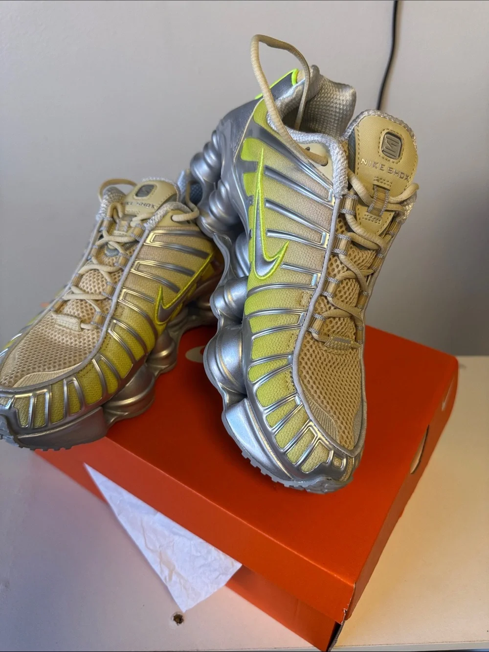 NEW Nike WOMAN Shox Low-Top Sneakers in Silver and Lime